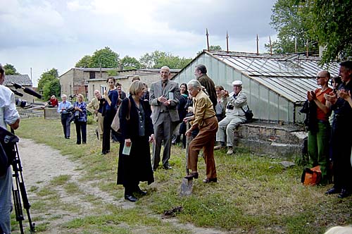 Spatenstich Erffnung global village garden